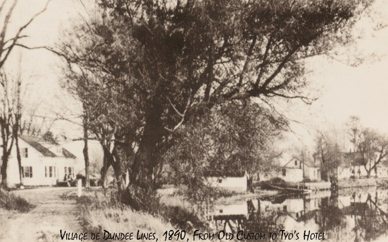 Restaurer cette photographie historique de Village de Dundee datant de 1890. Améliorer netteté, contraste et lisibilité, réduire le bruit, les taches, les rayures et les artefacts de vieillissement, tout en conservant fidèlement la composition, les bâtiments, les arbres, le paysage et la légende manuscrite originale. Préserver son aspect ancien en niveaux de gris et sépia naturel, sans ajouter ni supprimer d'éléments.